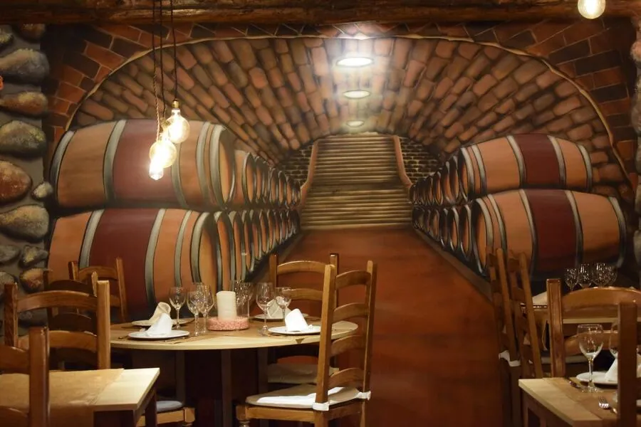 Vino servido en mesa