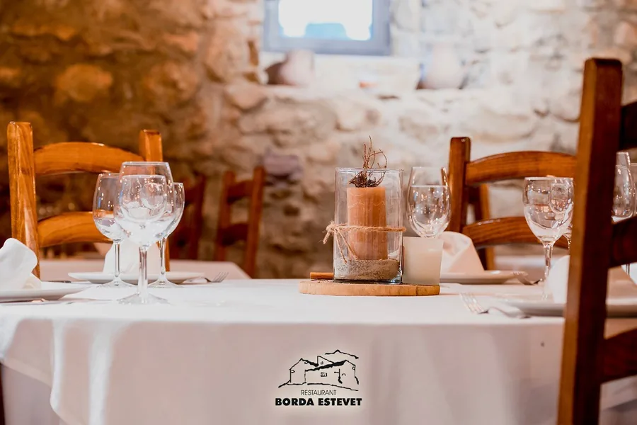 Mesa puesta en la sala de piedra de Borda Estevet