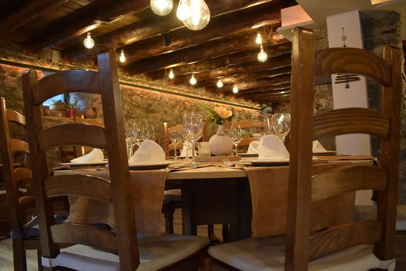 Sala de Borda Estevet con vigas de madera